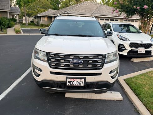 Used 2017 Ford Explorer XLT w/ Equipment Group 202A FWD image 2