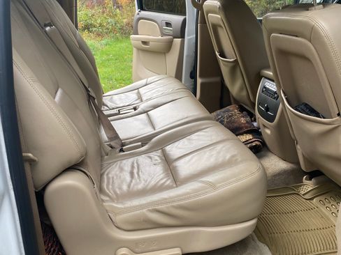 Used 2010 Chevrolet Suburban LT image 5
