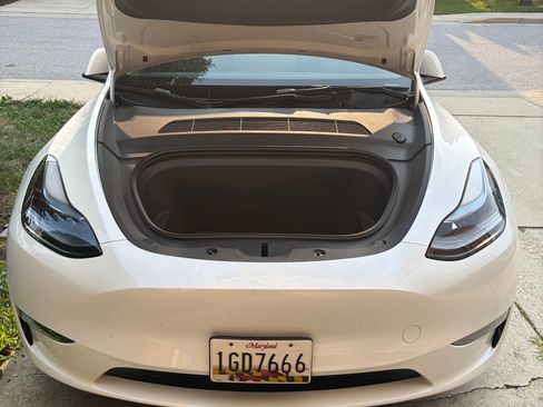 Used 2024 Tesla Model Y Long Range AWD/4WD image 2