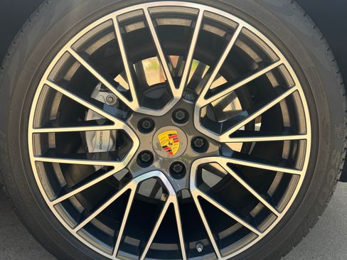 Used 2020 Porsche Cayenne Turbo AWD/4WD image 25