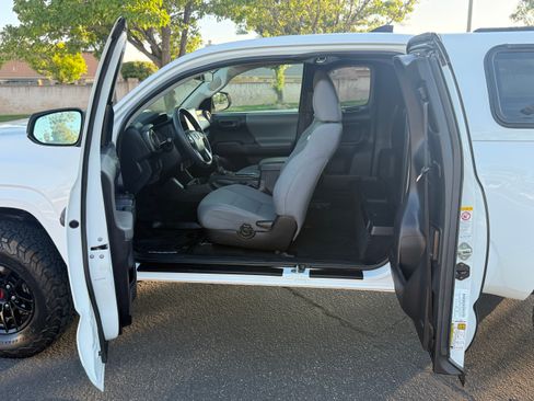 Used 2019 Toyota Tacoma SR image 15