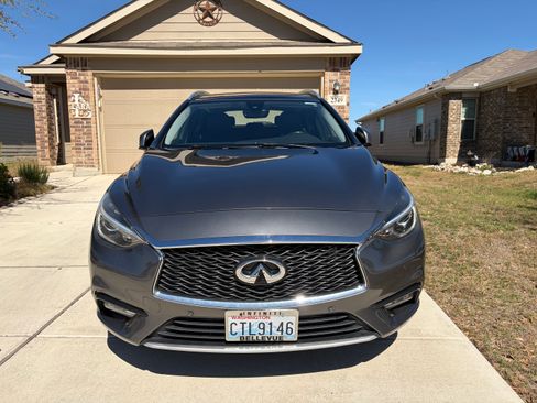 Used 2017 INFINITI QX30 Premium w/ Navigation Package image 4