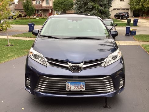 Used 2020 Toyota Sienna XLE image 2