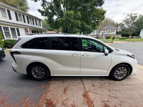 Used 2022 Toyota Sienna LE FWD image 2