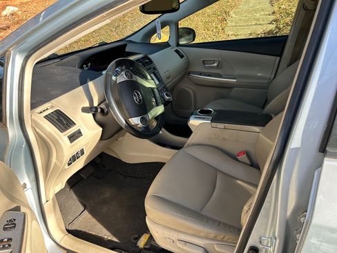 Used 2014 Toyota Prius V Five image 9
