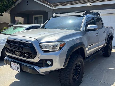 Used 2018 Toyota Tacoma TRD Off-Road w/ Technology Package AWD/4WD image 5