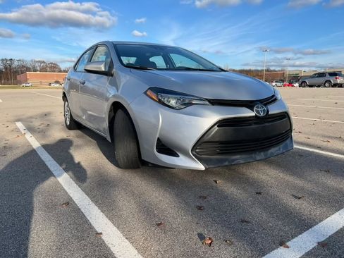 Used 2018 Toyota Corolla LE image 12