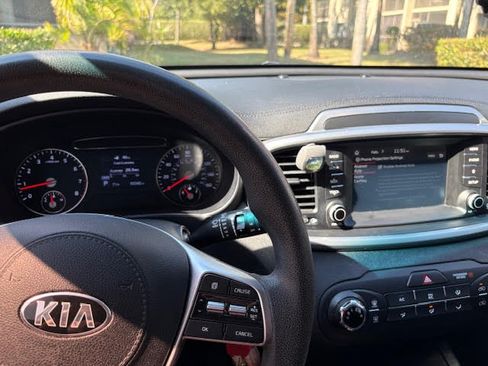 Used 2020 Kia Sorento LX image 6
