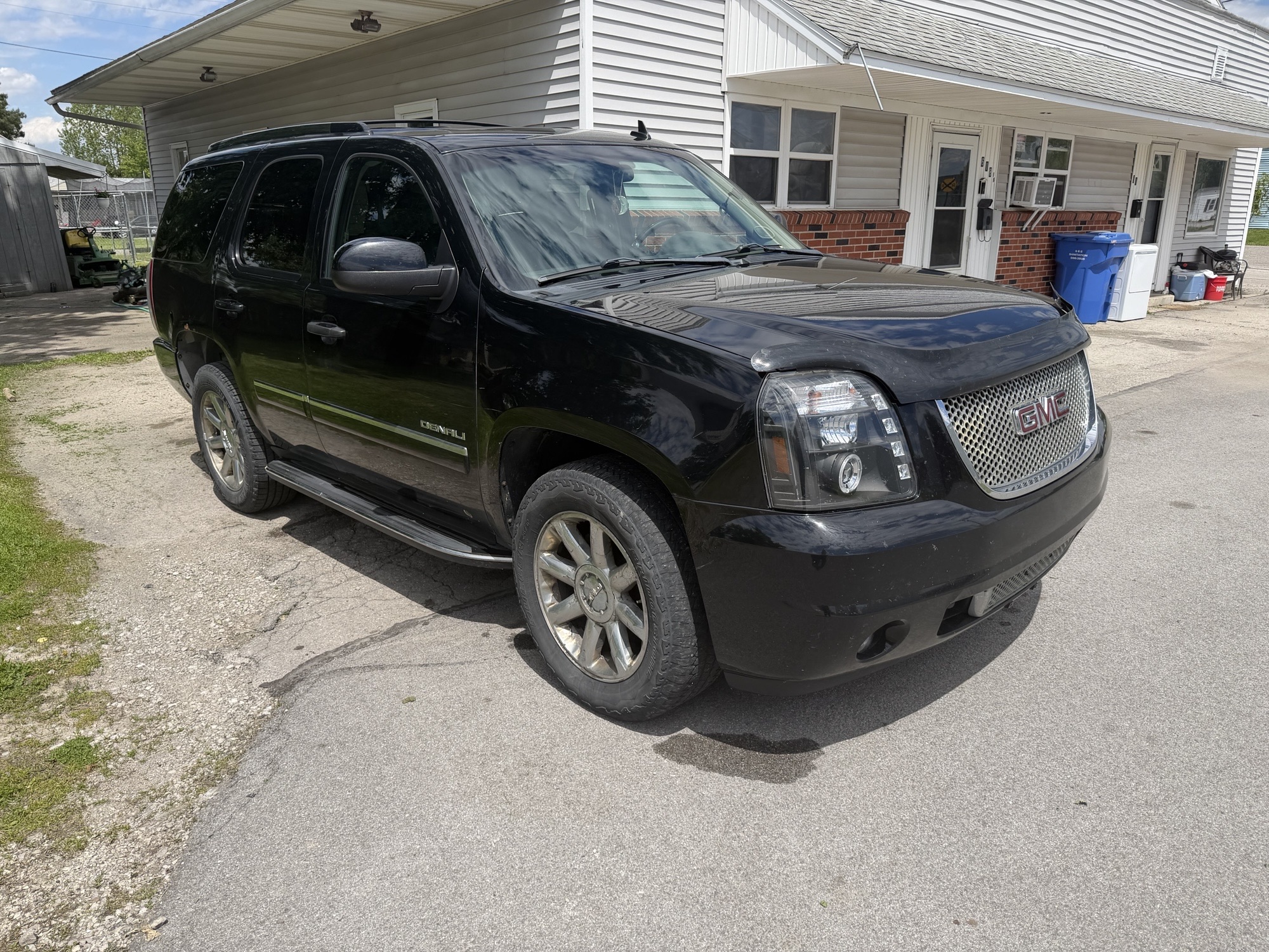 Used 2011 GMC Yukon Denali AWD/4WD image 1