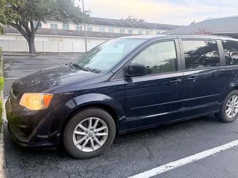 Used 2015 Dodge Grand Caravan SXT FWD image 2