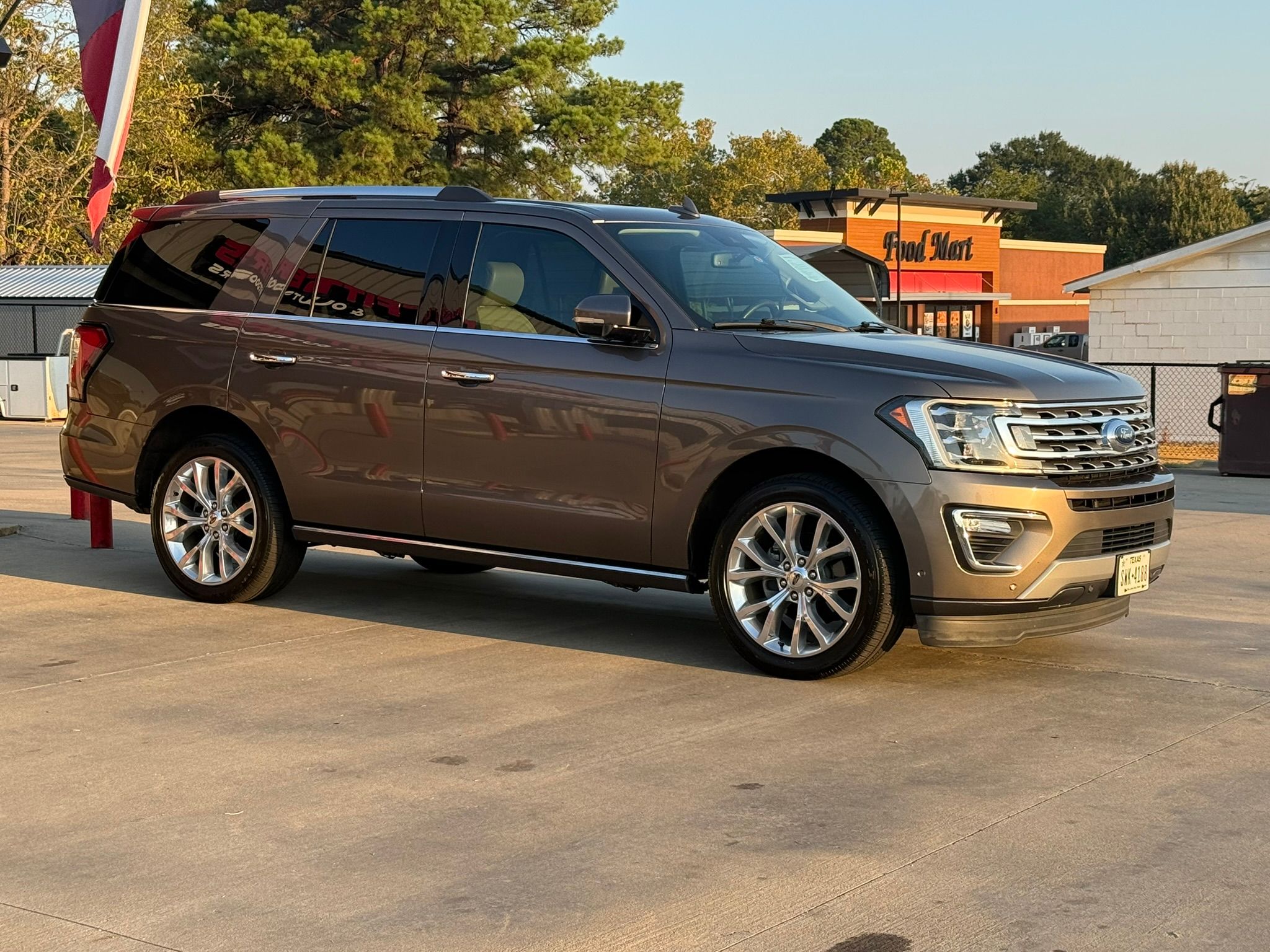Used 2019 Ford Expedition Limited w/ Equipment Group 302A RWD image 6