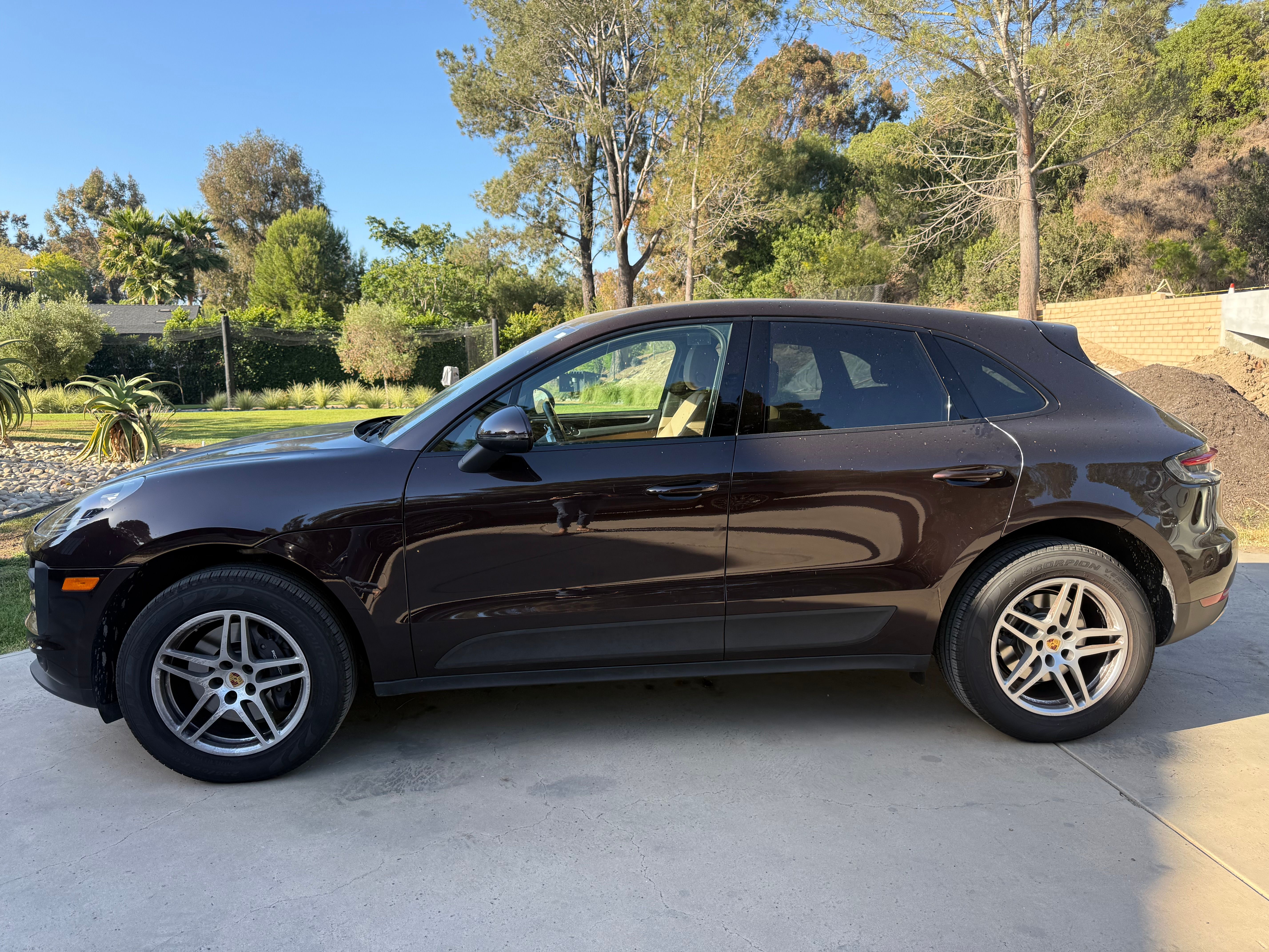 Used 2021 Porsche Macan AWD/4WD image 1
