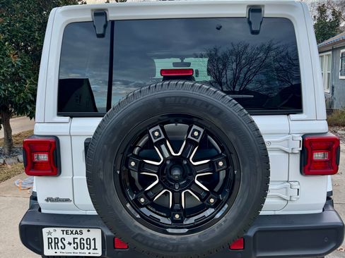 Used 2021 Jeep Wrangler Unlimited Sahara AWD/4WD image 4