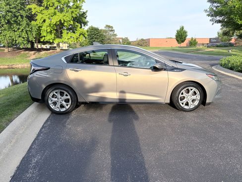 Used 2017 Chevrolet Volt Premier w/ Driver Confidence II Package FWD image 6