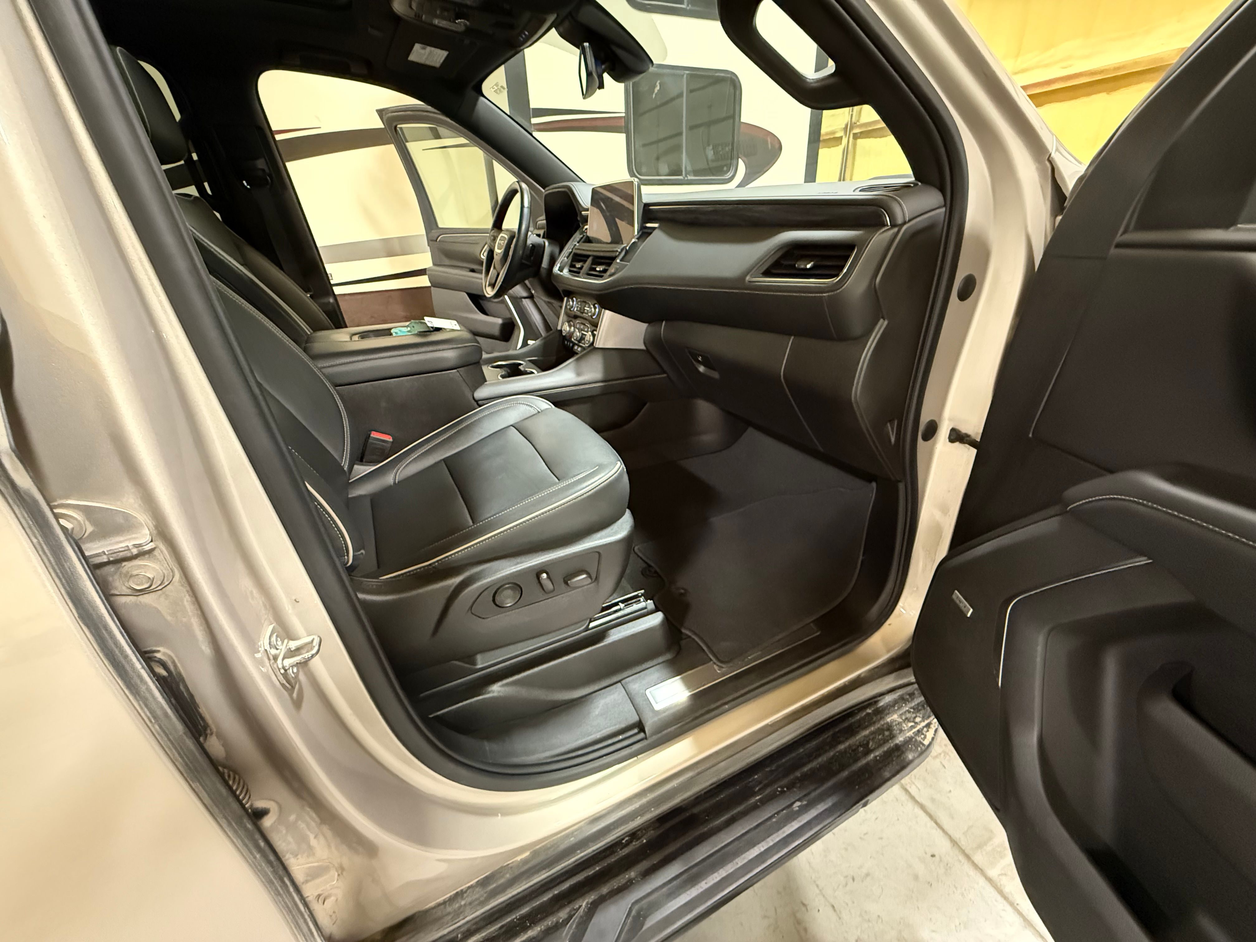 Used 2021 GMC Yukon XL SLT w/ SLT Luxury Package AWD/4WD image 16