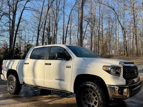 Used 2021 Toyota Tundra 4x4 CrewMax image 2