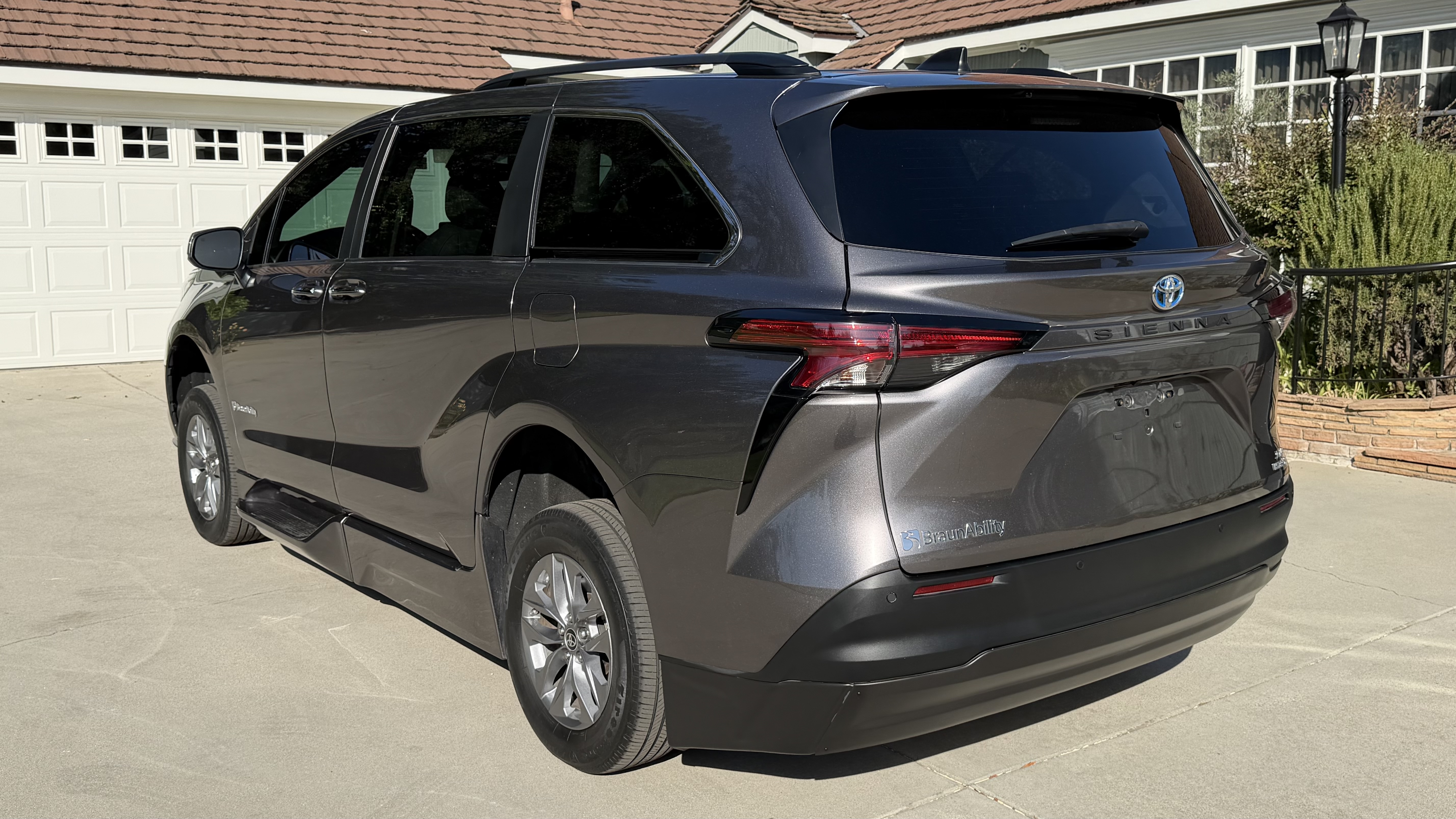 Used 2022 Toyota Sienna XLE w/ XLE Plus Package FWD image 5