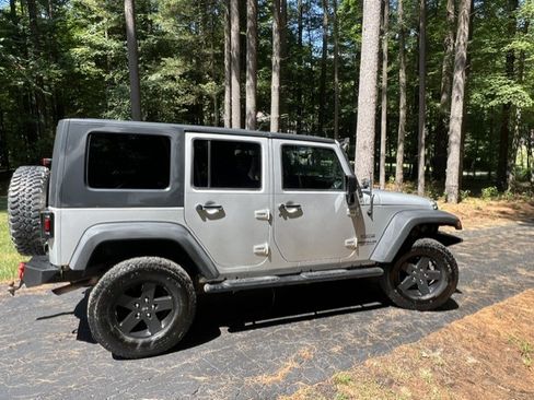 Used 2010 Jeep Wrangler Unlimited Sport AWD/4WD image 2