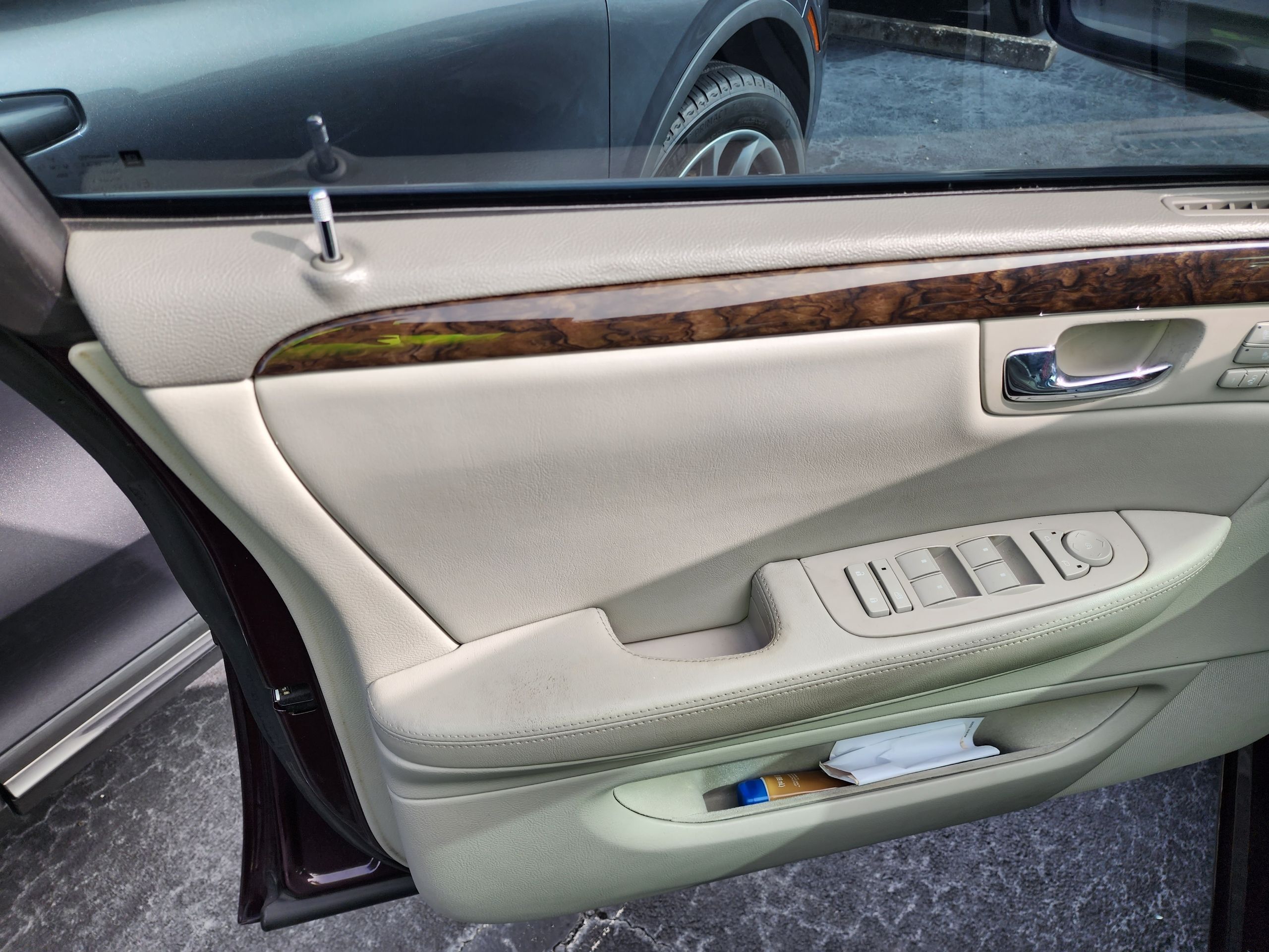 Used 2008 Cadillac DTS w/ Sun And Navigation Package FWD image 6