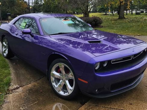 Used 2016 Dodge Challenger R/T image 2