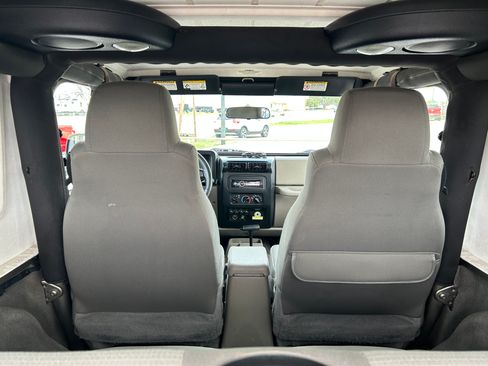 Used 2005 Jeep Wrangler Unlimited Rubicon w/ Sahara Edition Group image 31