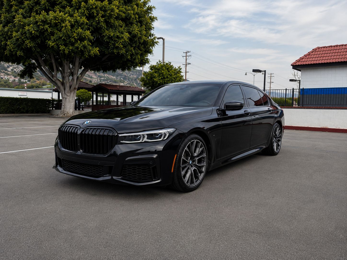 Used 2021 BMW 740i w/ M Sport Package RWD image 1