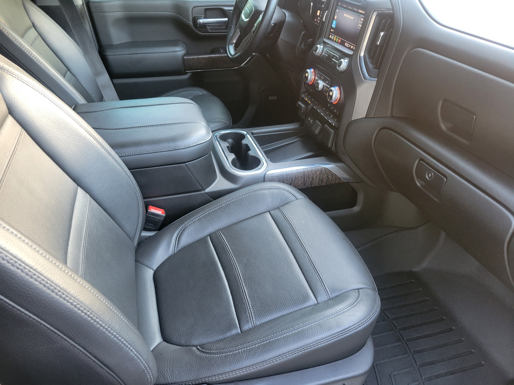 Used 2023 GMC Sierra 2500 Denali w/ Denali Black Diamond Edition AWD/4WD image 8