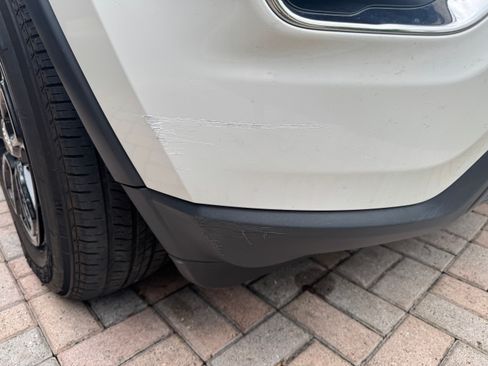 Used 2018 Jeep Grand Cherokee Laredo image 2