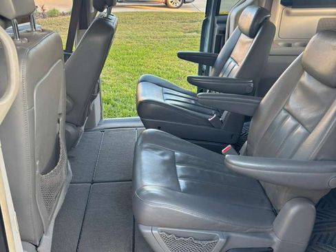 Used 2010 Chrysler Town & Country Touring image 10