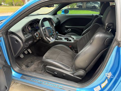 Used 2015 Dodge Challenger SRT RWD image 16