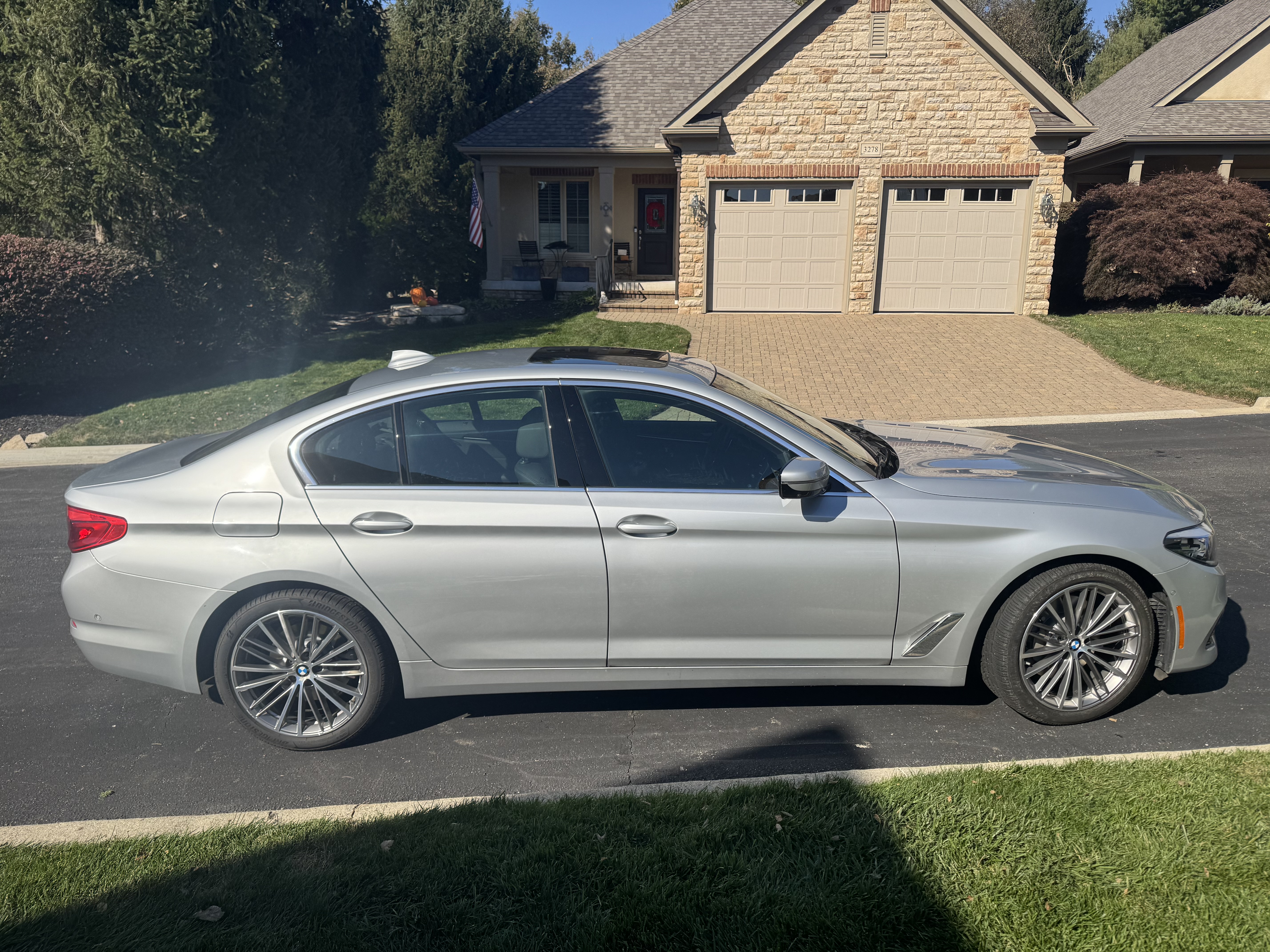Used 2019 BMW 530i xDrive w/ Premium Package AWD/4WD image 1