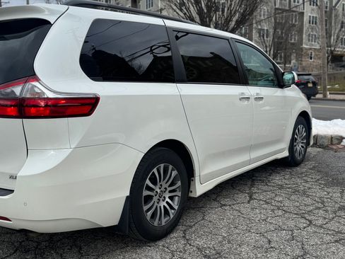 Used 2020 Toyota Sienna XLE Premium image 4