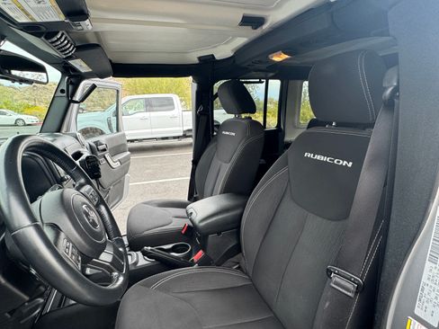 Used 2015 Jeep Wrangler Unlimited Rubicon w/ Connectivity Group image 14