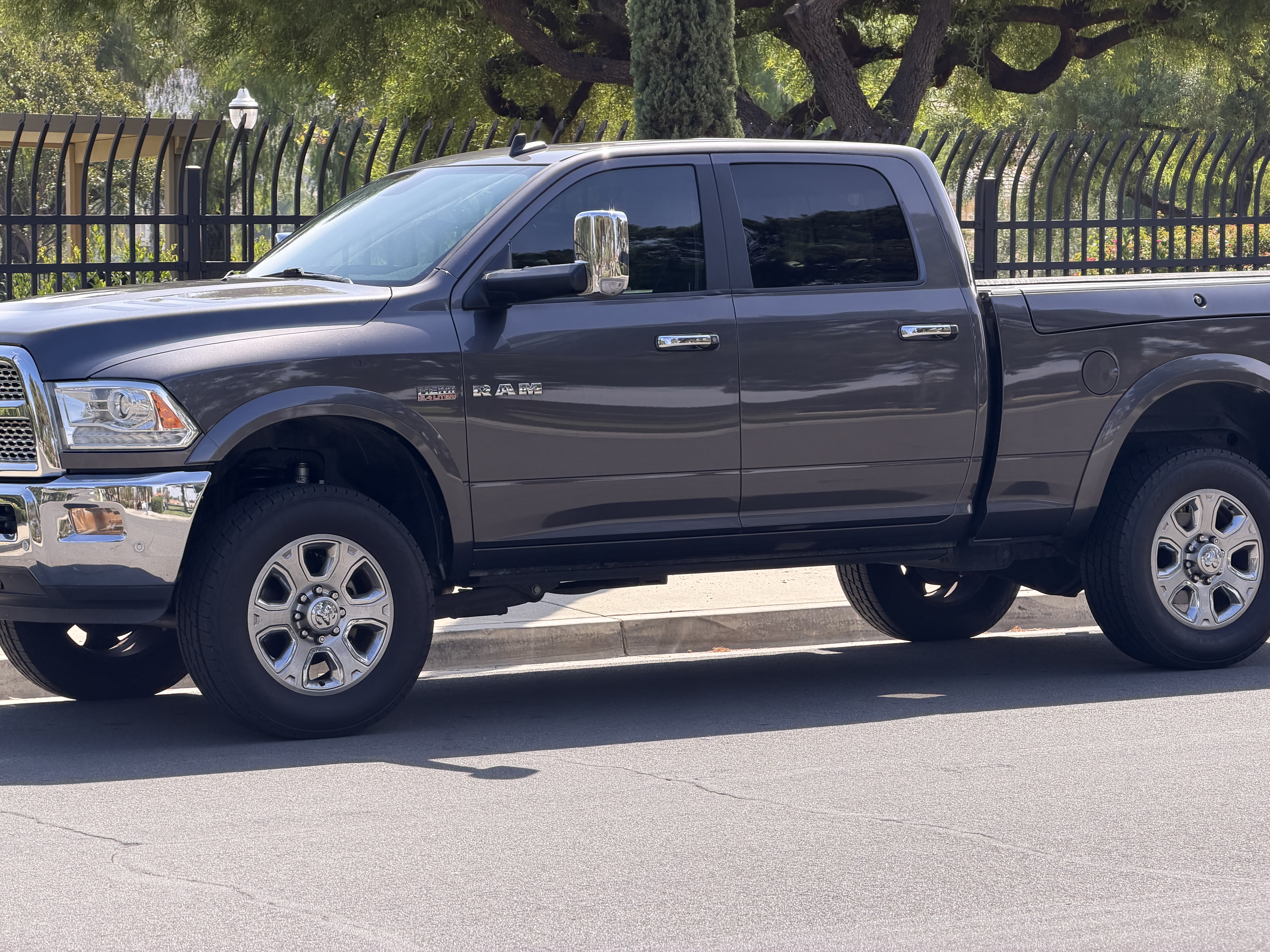 Used 2018 RAM 2500 Laramie w/ Convenience Group AWD/4WD image 2