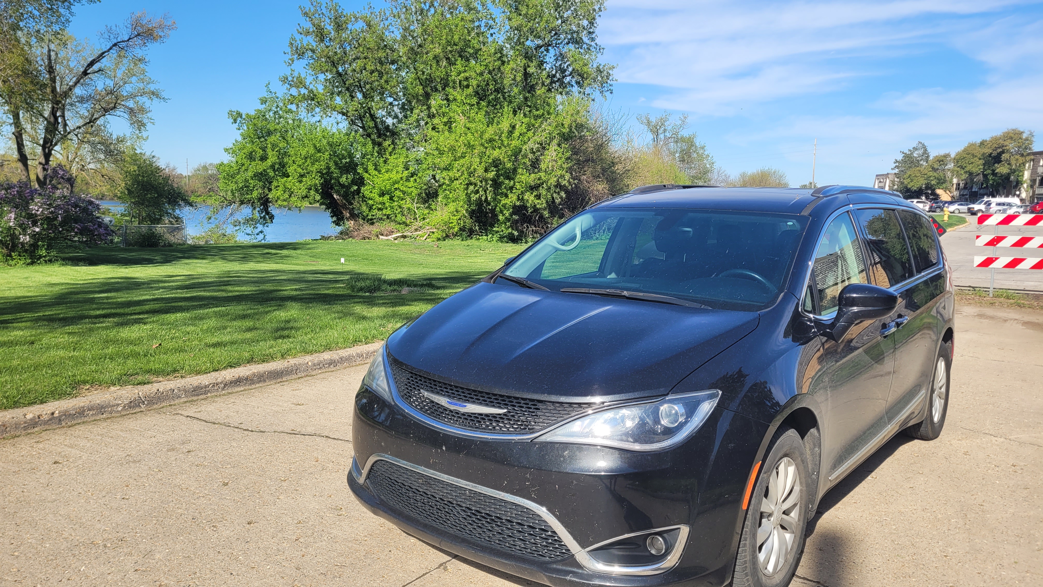 Used 2019 Chrysler Pacifica Touring-L FWD image 2