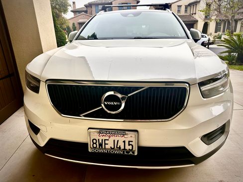 Used 2019 Volvo XC40 T5 Momentum image 2