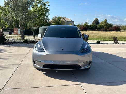 Used 2025 Tesla Model Y Long Range AWD/4WD image 2