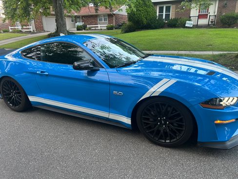 Used 2022 Ford Mustang GT RWD image 2