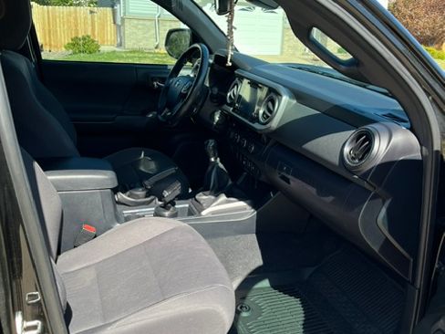 Used 2018 Toyota Tacoma TRD Off-Road AWD/4WD image 10