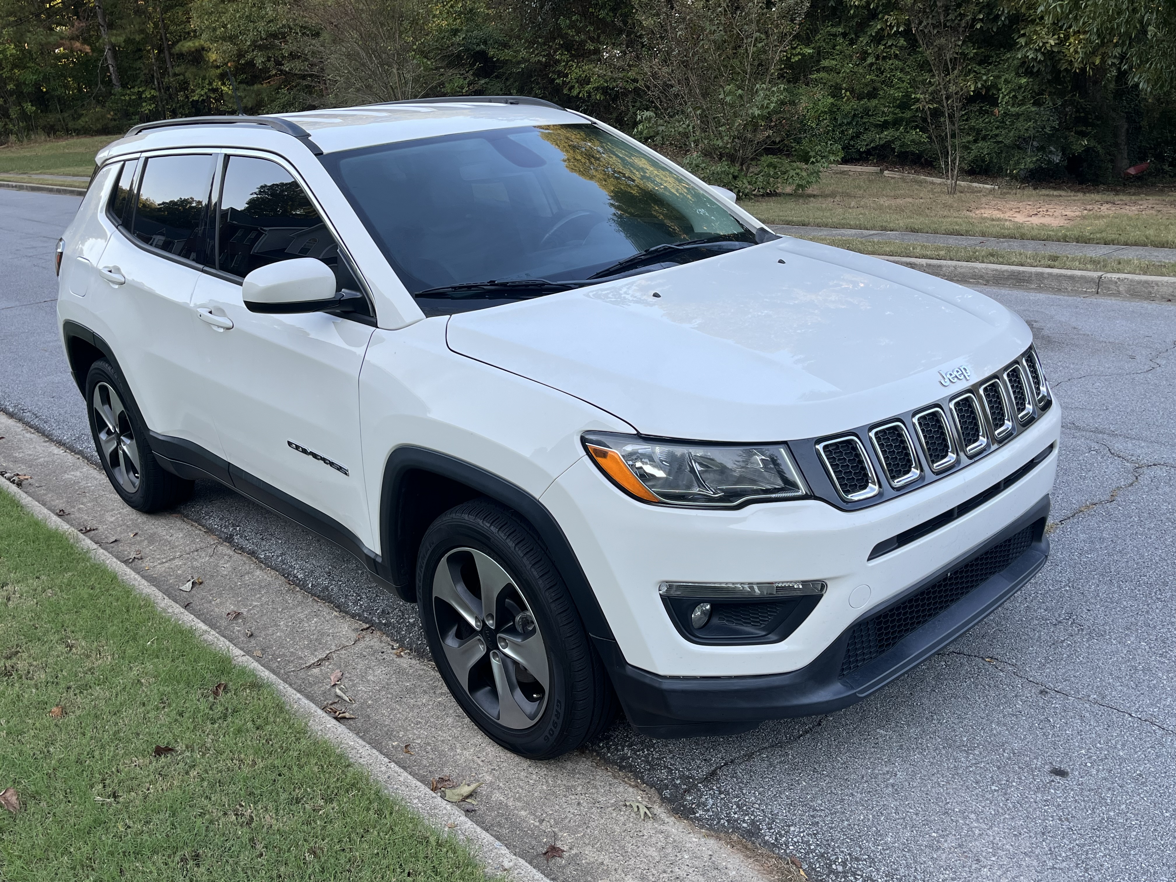 Used 2019 Jeep Compass Latitude w/ Cold Weather Group AWD/4WD image 1