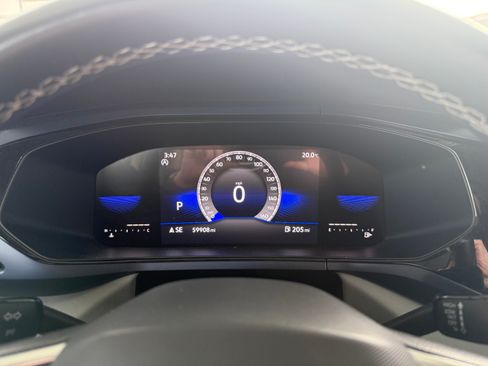 Used 2022 Volkswagen Taos SE w/ Panoramic Sunroof Package image 3