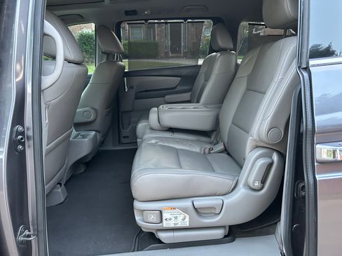 Used 2016 Honda Odyssey Touring Elite image 9