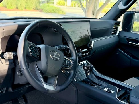 Used 2025 Lexus GX 550 AWD/4WD image 5