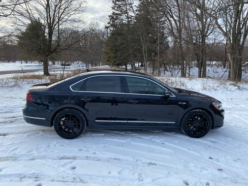 Used 2017 Volkswagen Passat 1.8T R-Line w/ R-Line Lighting Package image 10