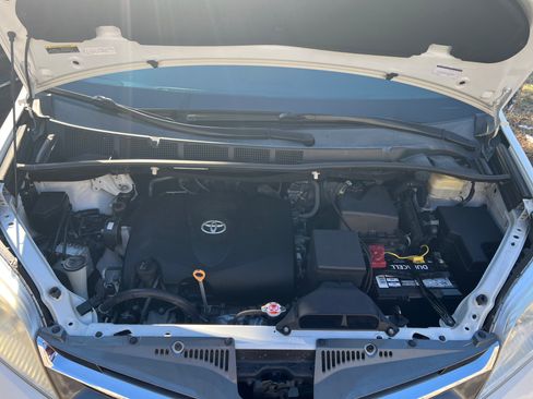 Used 2018 Toyota Sienna XLE image 28