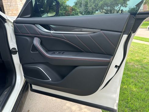 Used 2019 Maserati Levante GranLusso image 10