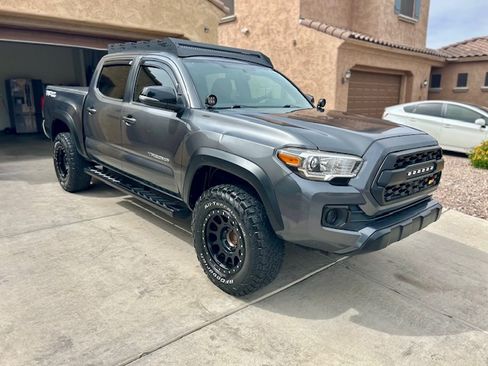 Used 2017 Toyota Tacoma TRD Off-Road w/ Tow Package RWD image 4