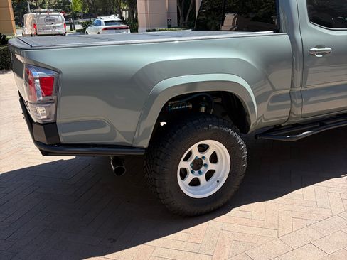 Used 2022 Toyota Tacoma TRD Sport w/ Technology Package AWD/4WD image 6