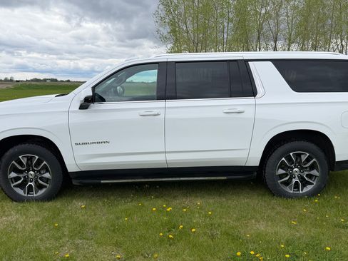 Used 2023 Chevrolet Suburban LT w/ Luxury Package AWD/4WD image 2