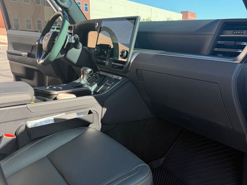 Used 2024 Lexus GX 550 AWD/4WD image 16